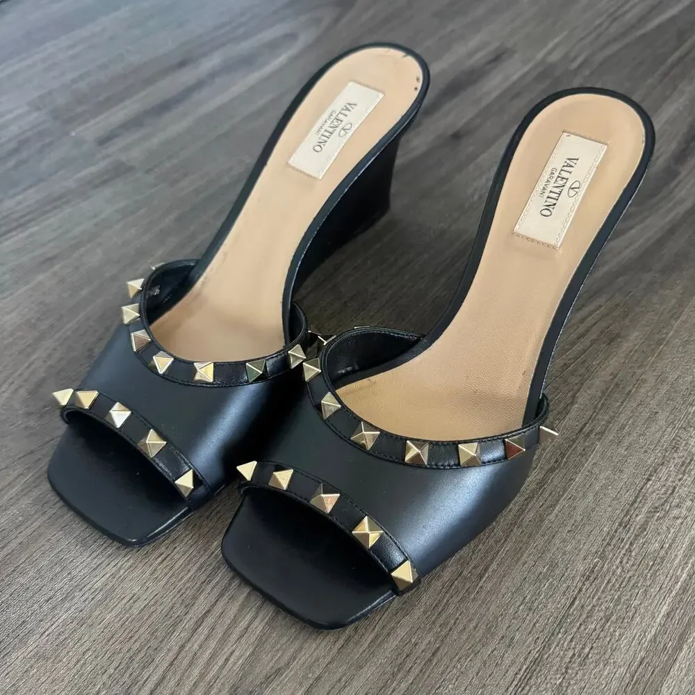 Valentino Garavani Black Leather Rockstud Wedge Sandals 39.5 Open Toe Gold Stud